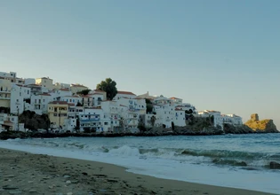 Η αυθεντική πλευρά των Κυκλάδων: Η Άνδρος πρωταγωνιστεί σε γαλλικά ταξιδιωτικά αφιερώματα