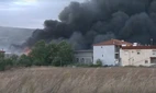 Κόλαση φωτιάς στο Ωραιόκαστρο: Αναφορές για σπίτια και επιχειρήσεις που καίγονται, εκκενώσεις περιοχών και εκρήξεις