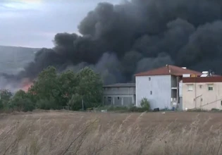 Κόλαση φωτιάς στο Ωραιόκαστρο: Αναφορές για σπίτια και επιχειρήσεις που καίγονται, εκκενώσεις περιοχών και εκρήξεις