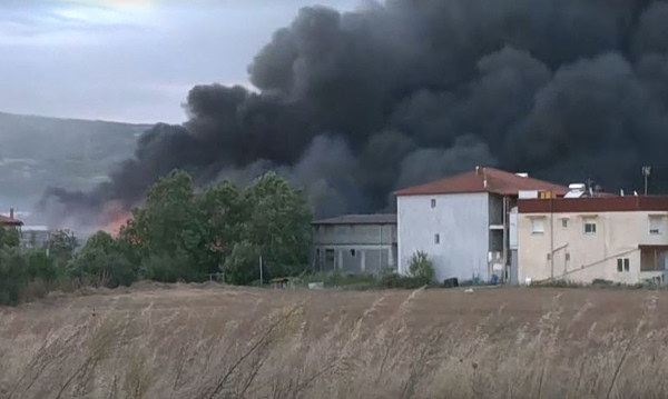 Καλύτερη η εικόνα με τη φωτιά στο Ωραιόκαστρο: Κάηκαν επιχειρήσεις και σπίτια