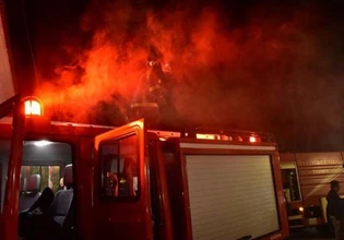 Φωτιά σε προαύλιο χώρο εργοστασίου ανακύκλωσης στο Μαρκόπουλο
