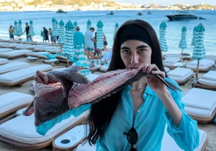 Μύκονος: Γνωστή Ιταλίδα ηθοποιός – μοντέλο τρώει ωμό ψάρι και γίνεται viral
