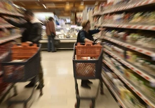 Πληθωρισμός: Γιατί πληρώνουμε ακριβότερα τα τρόφιμα από την Ευρωζώνη; Η ερμηνεία των οικονομολόγων
