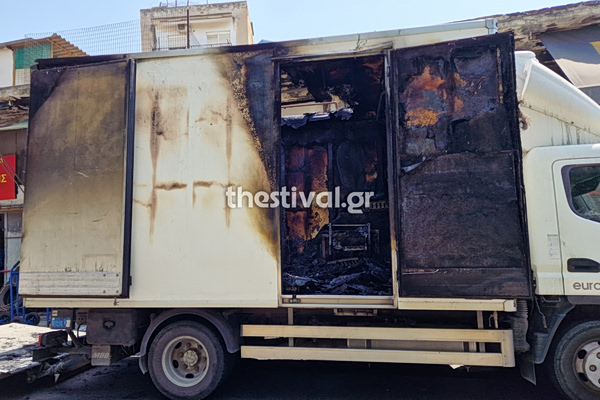 Θεσσαλονίκη: Φωτιά ξέσπασε σε φορτηγό που βρισκόταν εν κινήσει στην οδό Βουτυρά