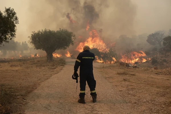 Υπό μερικό έλεγχο η φωτιά στα Βίλια Αττικής – Που ισχύουν κυκλοφοριακές ρυθμίσεις