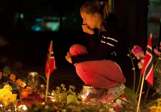 Η Νορβηγία τιμά τη μνήμη των 77 θυμάτων του νεοναζί Μπρέιβικ, 15 χρόνια μετά την τρομοκρατική επίθεση