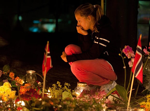 Η Νορβηγία τιμά τη μνήμη των 77 θυμάτων του νεοναζί Μπρέιβικ, 15 χρόνια μετά την τρομοκρατική επίθεση
