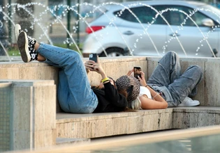«Παγκόσμιος» πόλεμος για την ηλικία στα social media