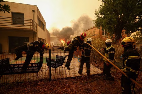 Γαλλία: Ο Μακρόν ζήτησε τη συνδρομή του στρατού για την αντιμετώπιση των πυρκαγιών