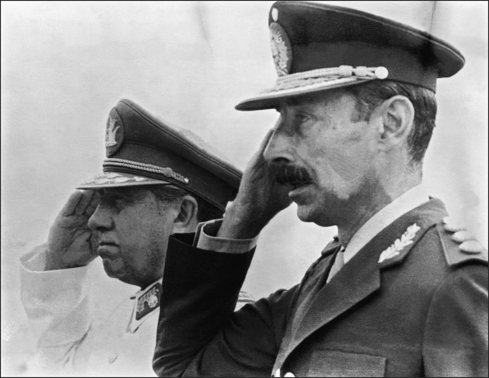 Φωτογραφία αρχείου (1978): Ο δικτάτορας της Χιλής Αουγκούστο Πινοσέτ (αριστερά) με τον Αργεντινό ομόλογό του Χόρχε Βιδέλα. Το 2000 η Αργεντινή ζήτησε την έκδοση του Πινοσέτ για τη βομβιστική δολοφονία του Χιλιανού στρατηγού Κάρλος Πρατς και της συζύγου του, Σοφία Κάθμπερτ, στο Μπουένος Άιρες το 1974, μια επίθεση που θεωρείται η απαρχή της διαβόητης «Επιχείρησης Κόνδωρ». Φωτογραφία: EPA.