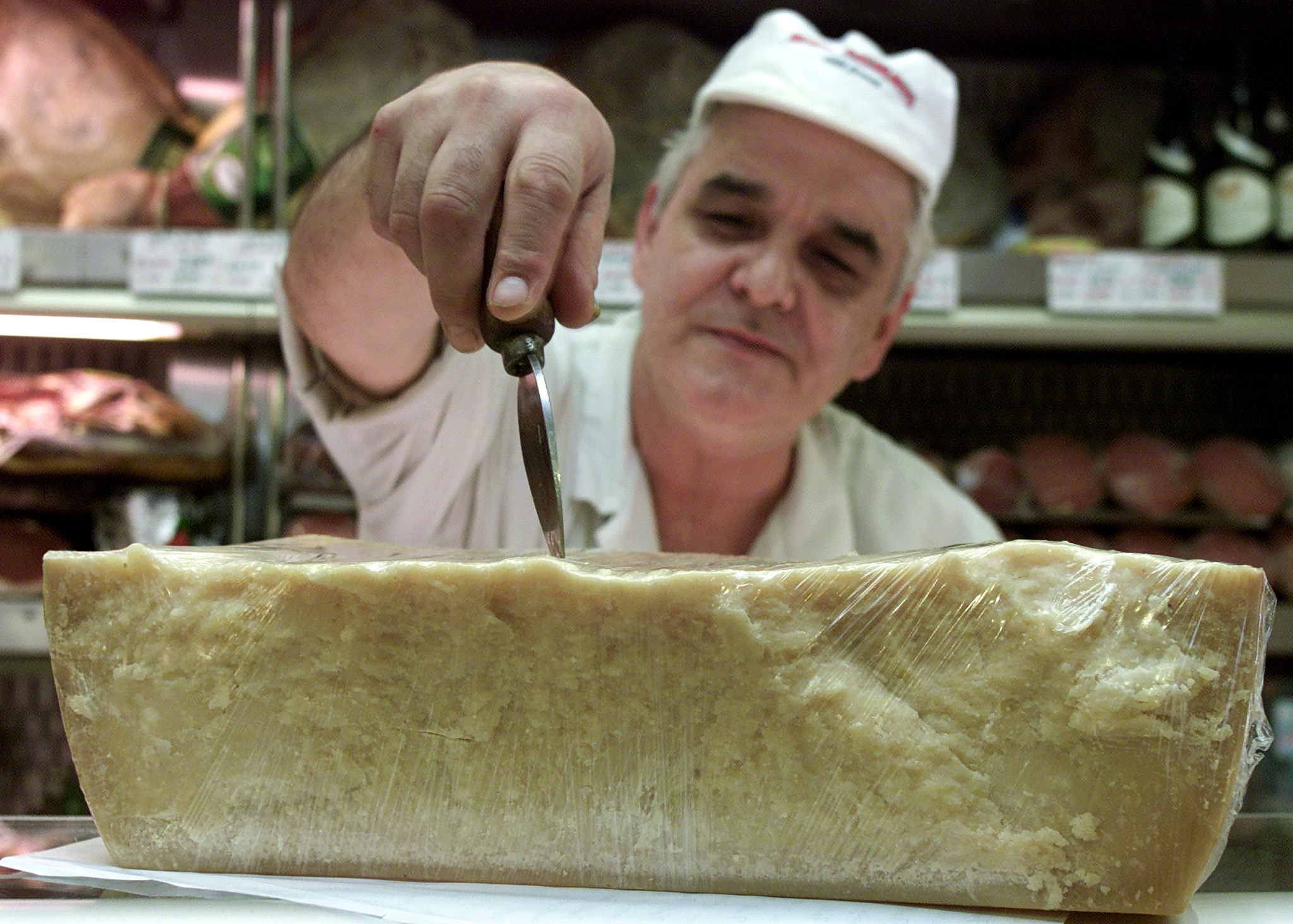 Ρώμη: Παντοπώλης κόβει παρμεζάνα