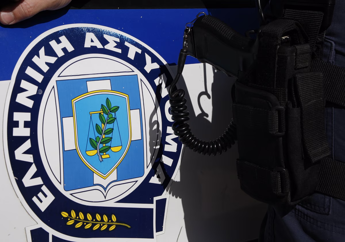 Δεκατρείς σφαίρες πισώπλατα