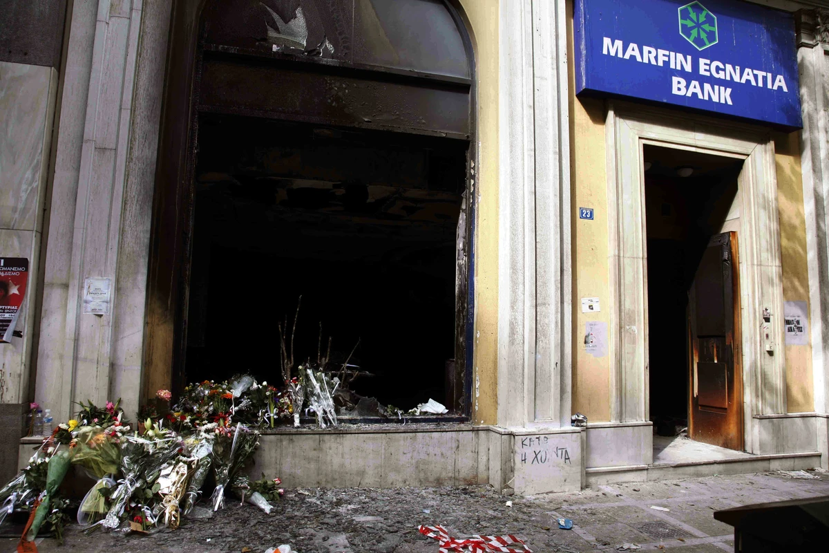 Marfin: Δηλώνει αθώα και επιστρέφει στην Ελλάδα η 46χρονη – Την Τρίτη απολογούνται οι συλληφθέντες