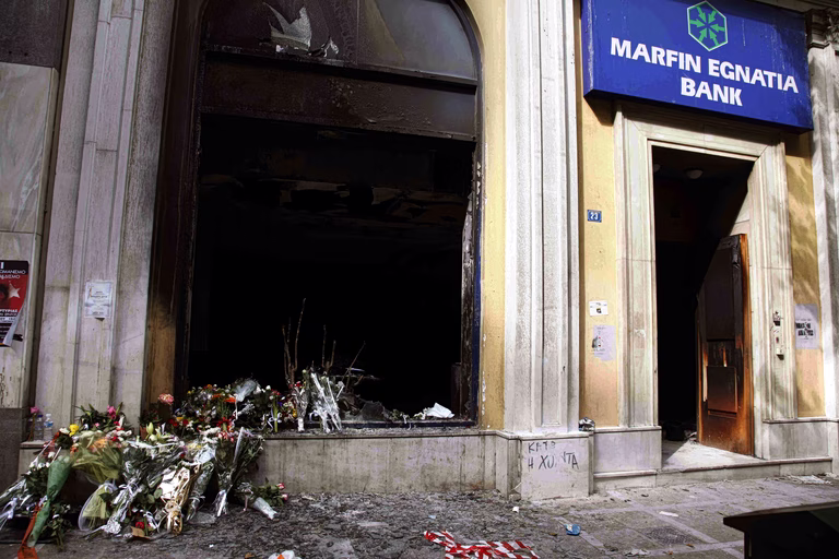 Εμπρησμός Marfin: Έδωσε τη συγκατάθεσή της για να εκδοθεί στην Ελλάδα η 46χρονη - Υποστηρίζει ότι είναι αθώα