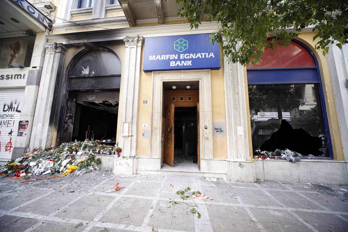 Προφυλακιστέοι οι δύο 42χρονοι για τον εμπρησμό της Marfin – Τι υποστήριξαν