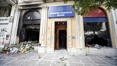Προφυλακιστέοι οι δύο 42χρονοι για τον εμπρησμό της Marfin – Τι υποστήριξαν