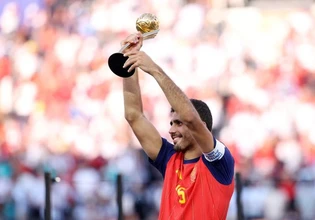 «Σάρωσε» η Ισπανία: MVP ο Ρόδρι, καλύτερος τερματοφύλακας ο Σιμόν, κορυφαίος νέος ο Κουμπαρσί (vids)