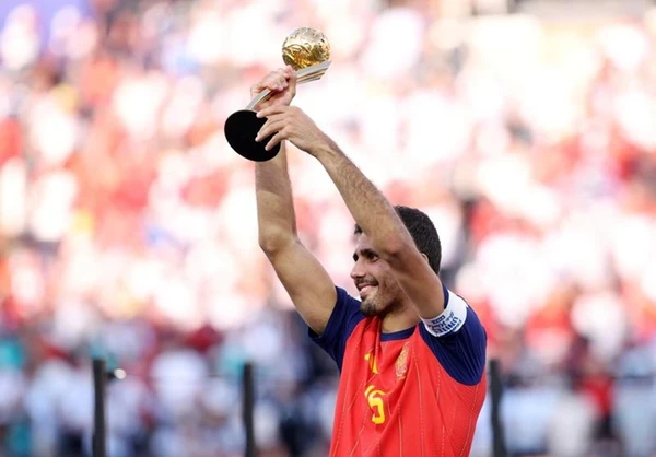 «Σάρωσε» η Ισπανία: MVP ο Ρόδρι, καλύτερος τερματοφύλακας ο Σιμόν, κορυφαίος νέος ο Κουμπαρσί (vids)