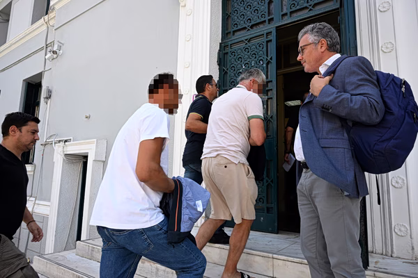 Κόρινθος: Νέο βίντεο ντοκουμέντο από το εσωτερικό του εργοστασίου – Πήραν προθεσμία οι συλληφθέντες