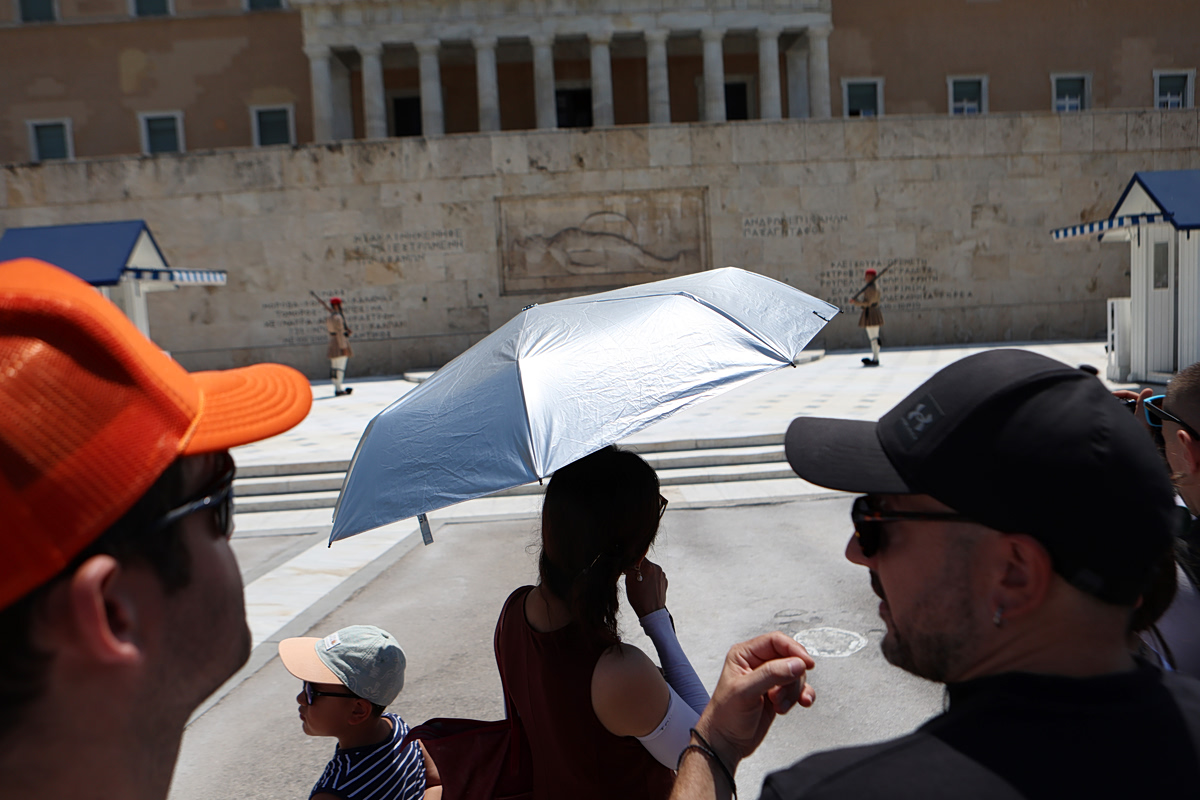 Καιρός: Έως τους 38 βαθμούς η θερμοκρασία την Τρίτη – Πού θα βρέξει