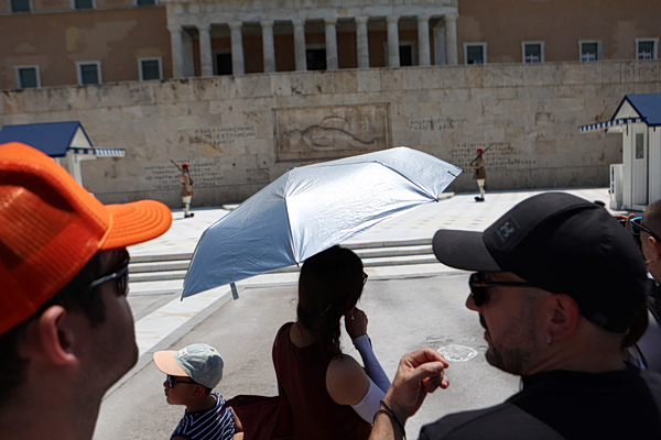 Καιρός: Έως τους 38 βαθμούς η θερμοκρασία την Τρίτη – Πού θα βρέξει