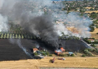 Φωτιά στη Νέα Καλλικράτεια Χαλκιδικής – Δίπλα σε σπίτια οι φλόγες – Μήνυμα από το 112 για εκκένωση δύο χωριών