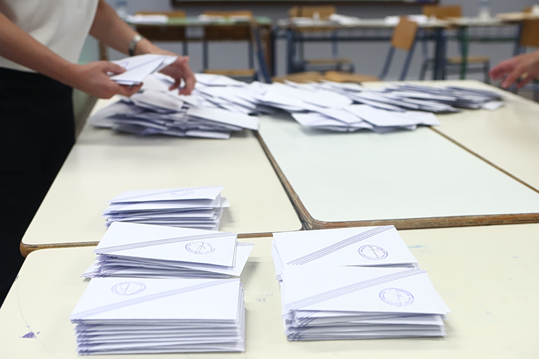 Δημοσκόπηση: «Πατάει γκάζι» η ΕΛΑΣ και μειώνει την απόσταση από τη ΝΔ – Οι πρόωρες εκλογές «κερδίζουν»
