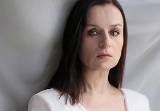 Καρυοφυλλιά Καραμπέτη: Ο γάμος, η μητρότητα, ο μισογυνισμός και όσα είπε για τη Μήδεια – «Θύμα και θύτης»