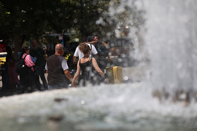 Καιρός: Συνεχίζεται η επέλαση του καύσωνα την Τρίτη – Έως τους 41 βαθμούς η θερμοκρασία