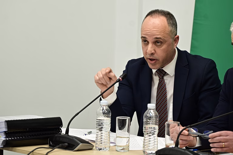 Υποκλοπές: Για «υπόθαλψη» του θύτη Ντίλιαν κατηγορεί ο Ζ. Κεσσές τον Μάκη Βορίδη – «Μαύρη κοινοβουλευτική σελίδα»