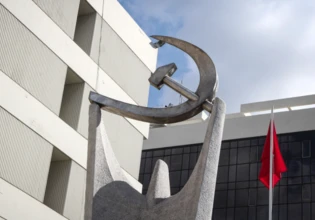 ΚΚΕ για Τριαντόπουλο: Η θέση των συγκεκριμένων κυβερνητικών στελεχών είναι στο εδώλιο του κατηγορουμένου για τα Τέμπη