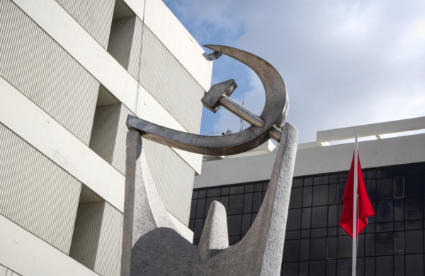 ΚΚΕ για Τριαντόπουλο: Η θέση των συγκεκριμένων κυβερνητικών στελεχών είναι στο εδώλιο του κατηγορουμένου για τα Τέμπη