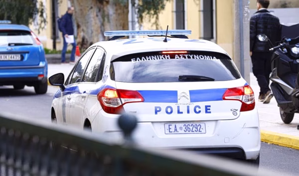 Μεθυσμένος σκόρπισε τον τρόμο στον Κολωνό – Χτύπησε άνδρα με φαλτσέτα και τραυμάτισε 26χρονο σε τροχαίο