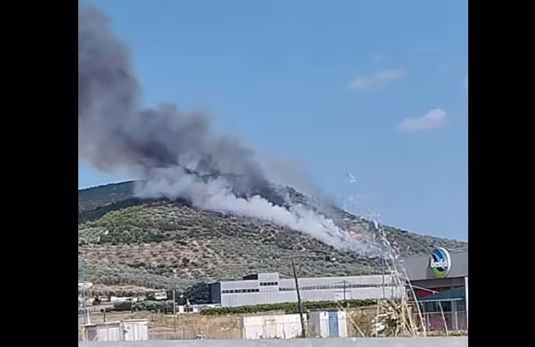 Φωτιά στο Σπαθοβούνι Κορινθίας κοντά στα διόδια της εθνικής οδού