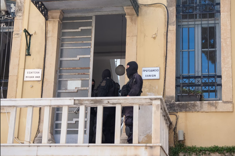 «Μαφία της Κρήτης»: Ελεύθερος μετά την απολογία του ο ιατροδικαστής – Κατηγορείται για παθητική δωροδοκία