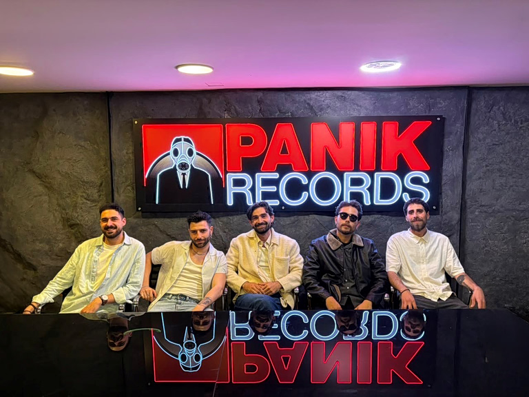 Οι Majovoli, το ξεχωριστό και viral συγκρότημα, στην Panik Records!