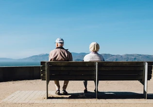 Η άνοδος των «γκρι διαζυγίων»: Γιατί οι Baby Boomers αφήνουν πίσω το «μέχρι να μας χωρίσει ο θάνατος»