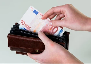 ΟΟΣΑ: Πόσο αυξήθηκαν οι πραγματικοί μισθοί στην Ελλάδα – Ανεπούλωτες οι πληγές της κρίσης