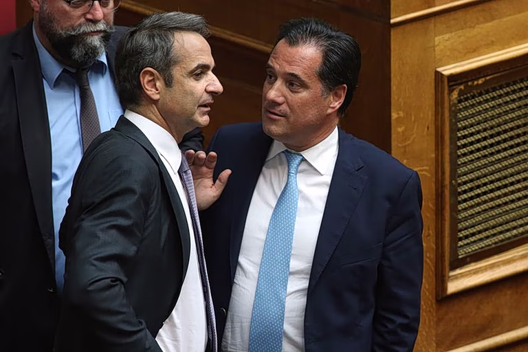 Το Μαξίμου κάνει γαργάρα τις υποκλοπές και πανηγυρίζει που έχει μόνο 4 υπόδικους βουλευτές…