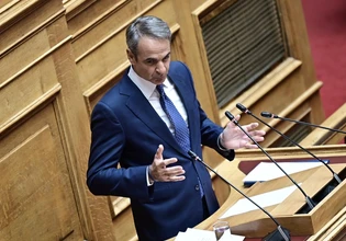 Η συνταγματική αναθεώρηση ράγισε (κι άλλο) την πολιτική βιτρίνα Μητσοτάκη
