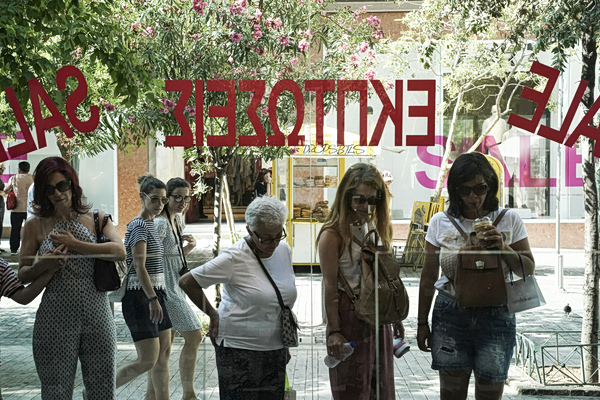 Το στοίχημα του καλοκαιριού για τις εκπτώσεις και ο στόχος των 7 δισ. ευρώ