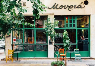 Η Μουριά νίκησε: Το ιστορικό καφενείο των Εξαρχείων θα συνεχίσει να είναι τοπόσημο της Αθήνας