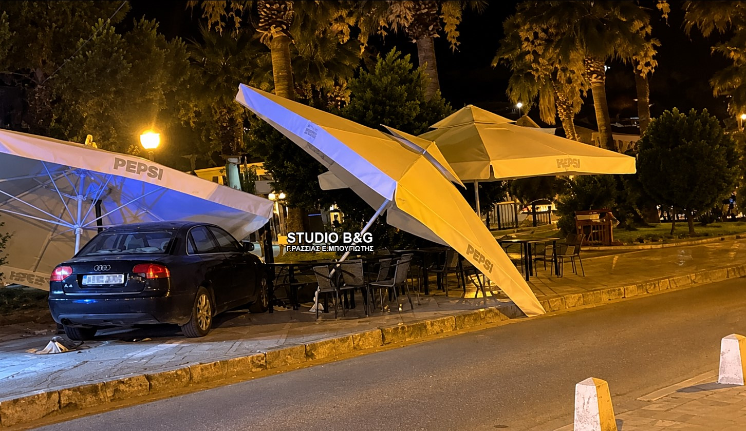 εικόνα που δείχνει το αυτοκίνητο να έχει ρίξει ομπρέλες και τραπεζοκαθίσματα στο Ναύπλιο