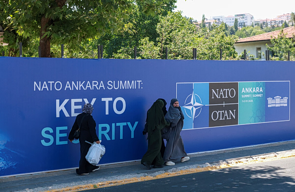 &Tau;&omicron;&upsilon;&rho;&kappa;ί&alpha;: &Alpha;&nu;&alpha;&kappa;&omicron;&iota;&nu;ώ&theta;&eta;&kappa;&epsilon; &tau;&omicron; &pi;&rho;ό&gamma;&rho;&alpha;&mu;&mu;&alpha; &tau;&eta;&sigmaf; &sigma;&upsilon;&nu;ό&delta;&omicron;&upsilon; &kappa;&omicron;&rho;&upsilon;&phi;ή&sigmaf; &tau;&omicron;&upsilon; &Nu;&Alpha;&Tau;&Omicron; &ndash; &Sigma;&tau;&iota;&sigmaf; 8 &Iota;&omicron;&upsilon;&lambda;ί&omicron;&upsilon; &eta; &sigma;&upsilon;&nu;&epsilon;&delta;&rho;ί&alpha;&sigma;&eta; &tau;&omega;&nu; &eta;&gamma;&epsilon;&tau;ώ&nu;