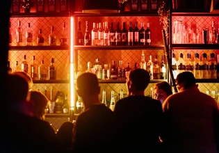 Τέσσερις ανήλικοι εντοπίστηκαν σε νυχτερινό κέντρο να καταναλώνουν αλκοόλ παρά τις απαγορεύσεις – Συνελήφθη 51χρονος