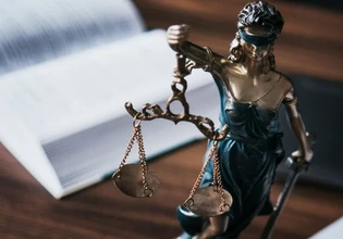 «Έπρεπε να κινούνται στο πλαίσιο του νόμου». Μια αρχή που ξέχασε κάμποσες φορές η κυβέρνηση του Κυριάκου Μητσοτάκη