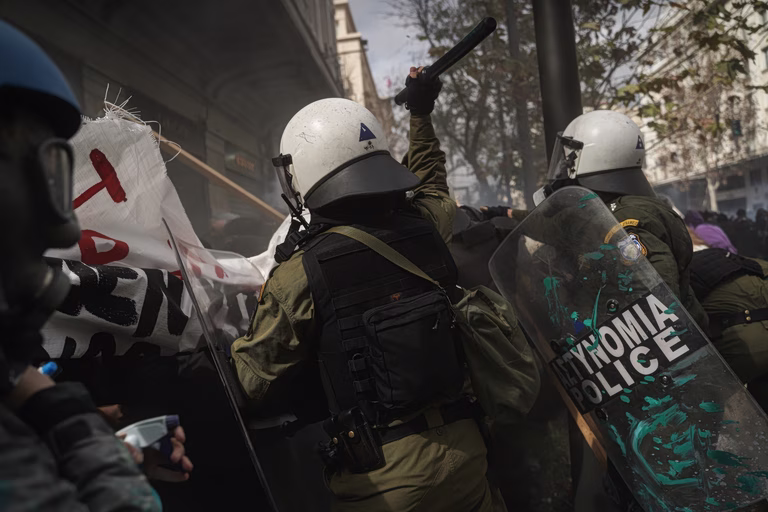 Βία και αυθαιρεσία με προβληματικές πειθαρχικές έρευνες στα σώματα ασφαλείας – Νέα έκθεση του Συνηγόρου του Πολίτη