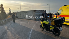 Θεσσαλονίκη: Τροχαίο με ανατροπή νταλίκας – Απεγκλωβίστηκε τραυματίας ο οδηγός