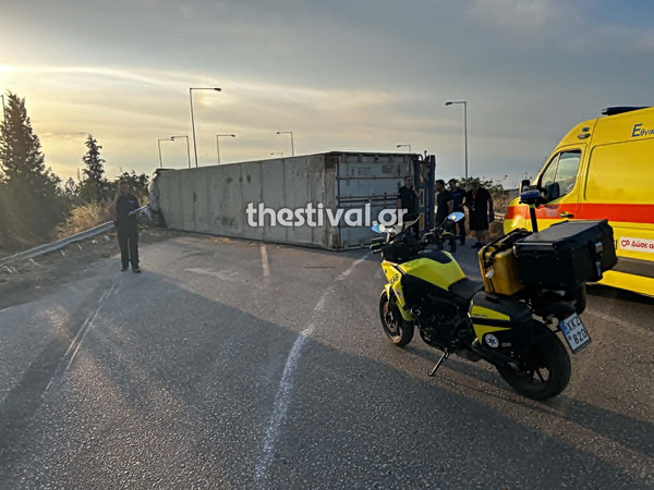 Θεσσαλονίκη: Τροχαίο με ανατροπή νταλίκας – Απεγκλωβίστηκε τραυματίας ο οδηγός
