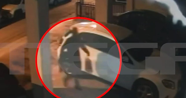 Θεσσαλονίκη: Η στιγμή που δράστης τοποθετεί τον εμπρηστικό μηχανισμό με τα γκαζάκια στην πυλωτή - Βίντεο ντοκουμέντο